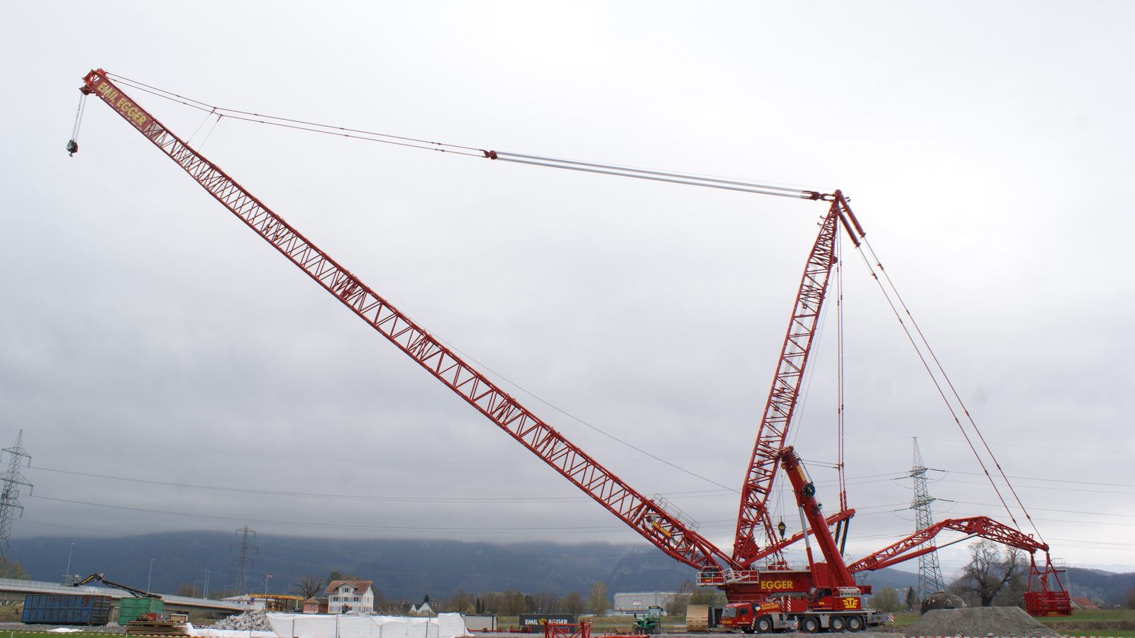 Heavy lift crawler crane rigged and ready on site
