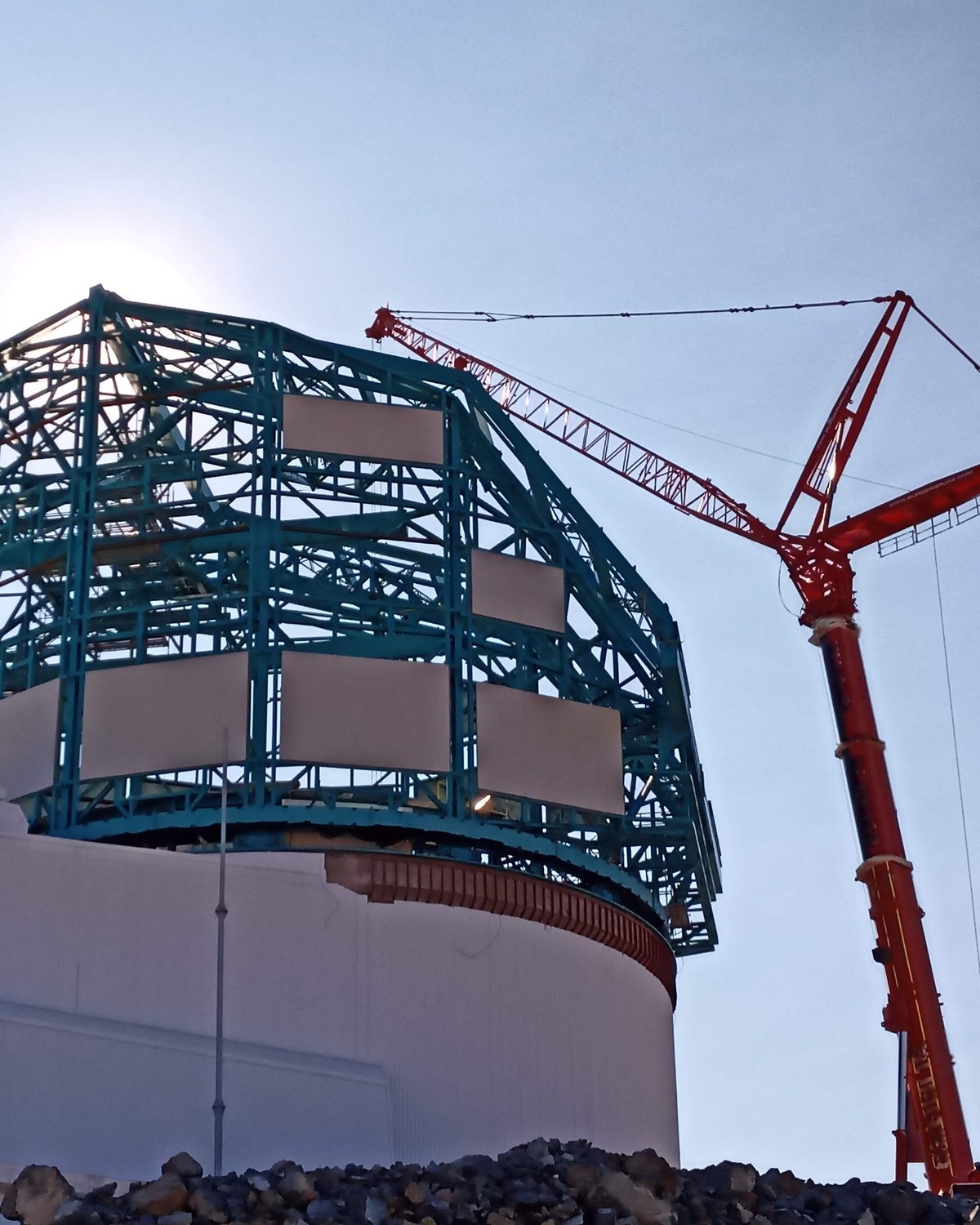 Infinite Lifting crane erecting structural steel