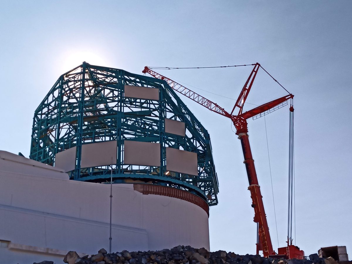 Crane erecting a structural steel dome