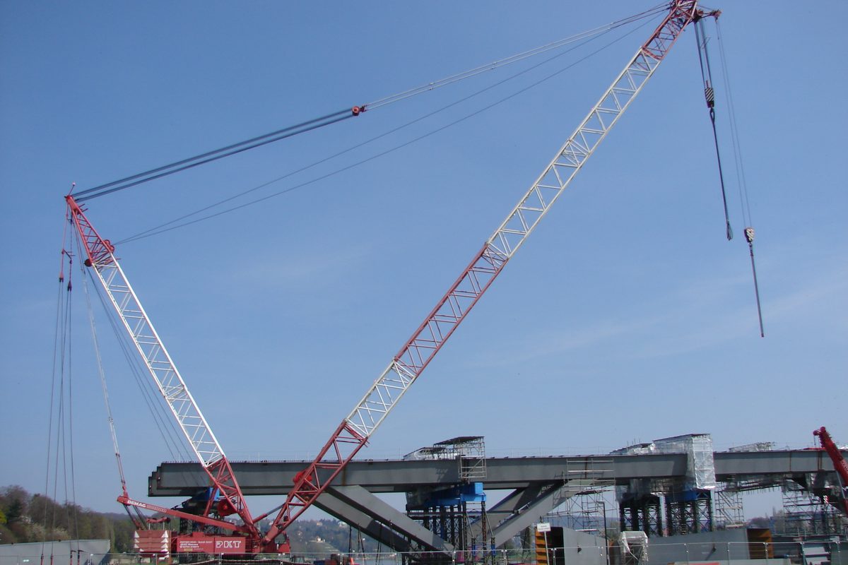 Tandem crawler cranes performing an engineered lift